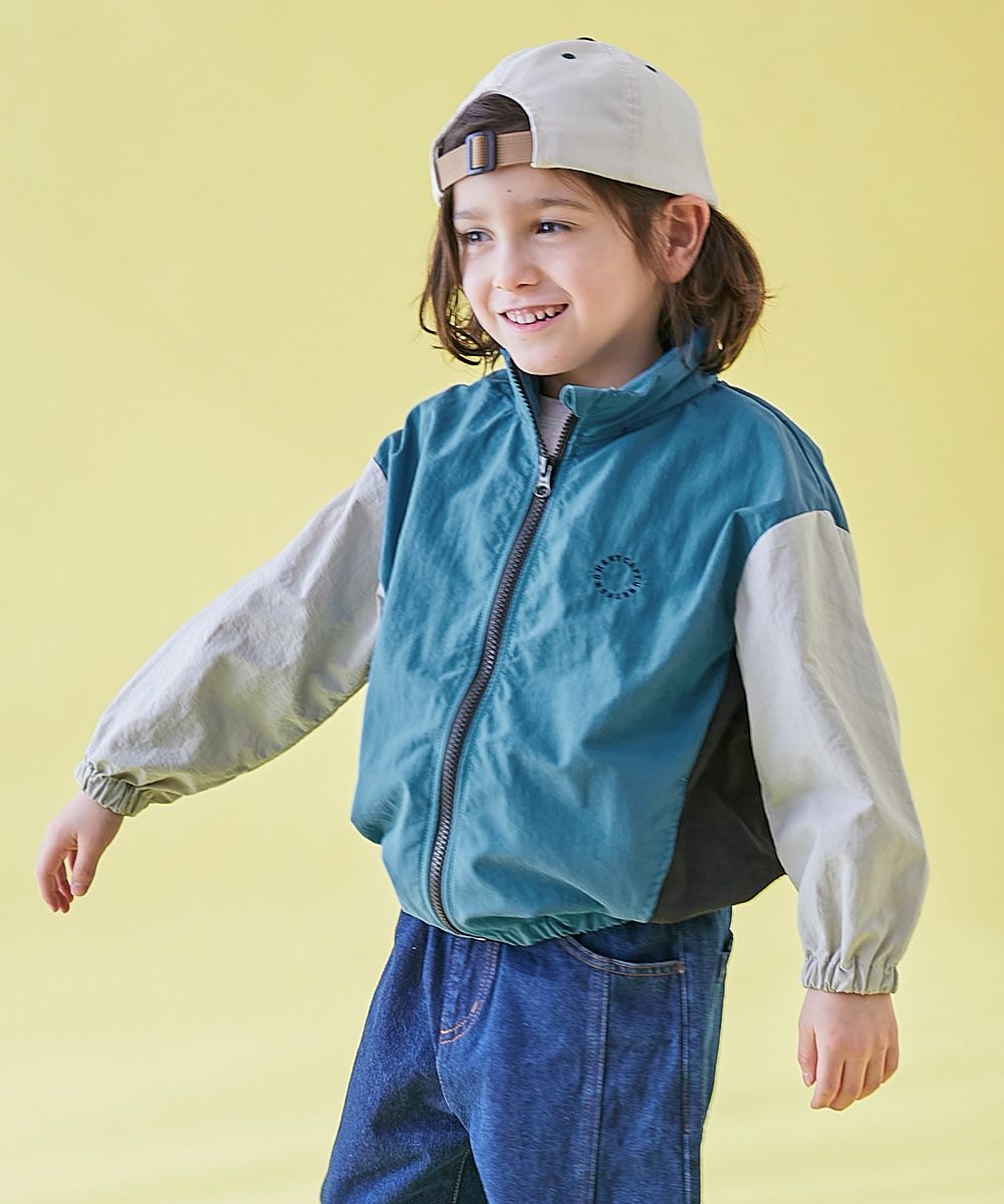 新品タグ付 HERNO KIDS 8A（130相当） ナイロン フード取外し可 新品タグ付 HERNO KIDS 8A（130相当） ナイロン フード取外し可 【公式